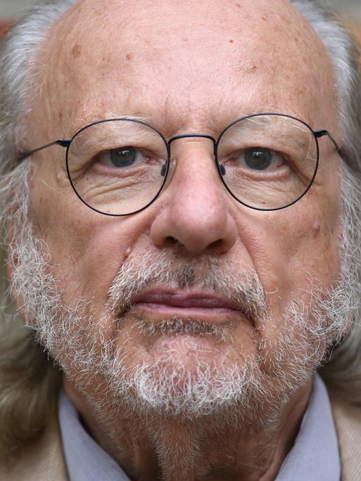 Peter Gotthardt studierte Komposition, Klavier, Dirigieren und Korrepetition. Eine der ersten beruflichen Stationen war die Komische Oper, wo er als Repetitor arbeitete, dann die Filmstudios in Potsdam-Babelsberg. Porträt aus dem Jahr 2021.