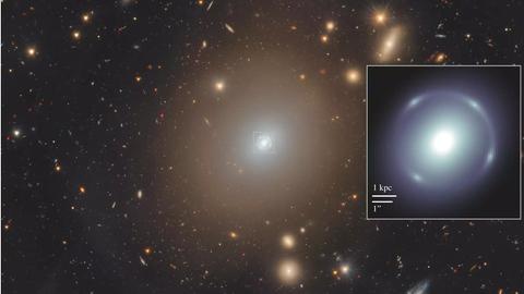 Die Galaxie im Vordergrund ist etwa 600 Millionen Lichtjahre entfernt. Milliarden Lichtjahre hinter ihr steht ein andere Galaxie, deren Licht zu einem Kreis verformt wird.