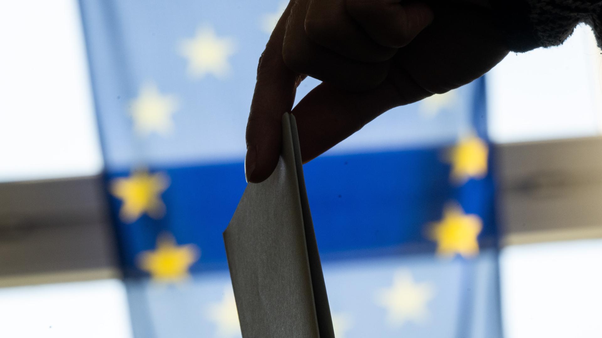 Eine Frau wirft in einem Wahllokal im Bezirk Lichtenberg ihren Wahlzettel für die Europawahl ein. Die Europawahl begann am 6. Juni und in Deutschland wird am 9. Juni gewählt.