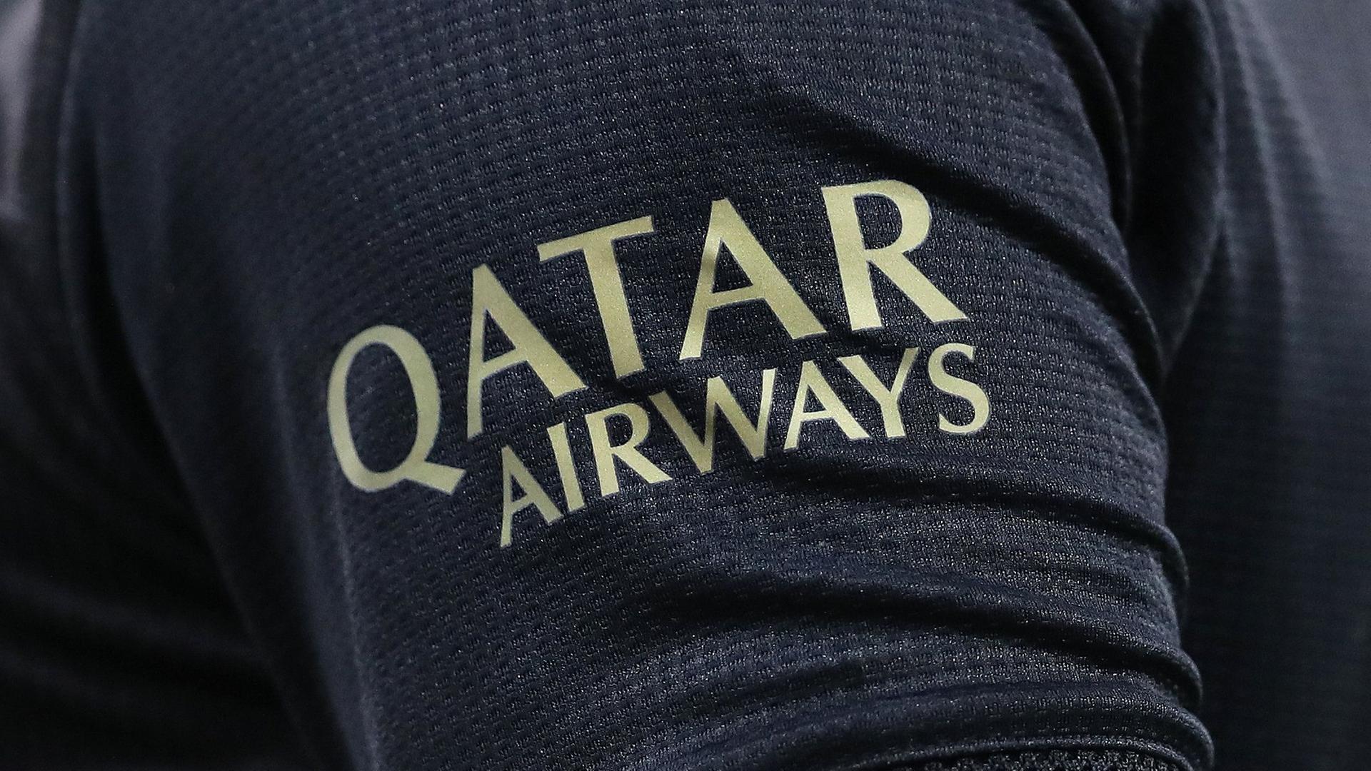 Fußball-Shirt mit dem Sponsor Qatar Airways am Ärmel des Fußball-Ligisten Bayern München. Das Shirt ist schwarz, das Logo ist in Gold gehalten.