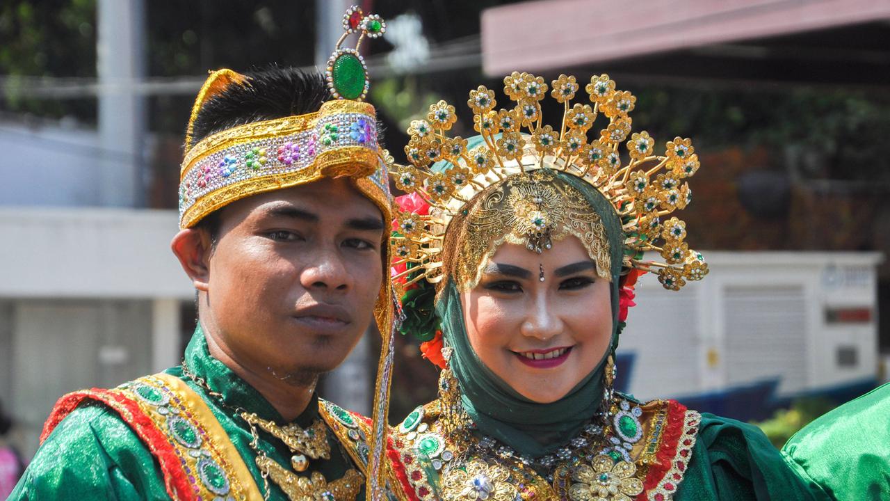 Ein Paar in traditionellen Festtrachten der Makassar beim Makassar Culture Carnival, 2015