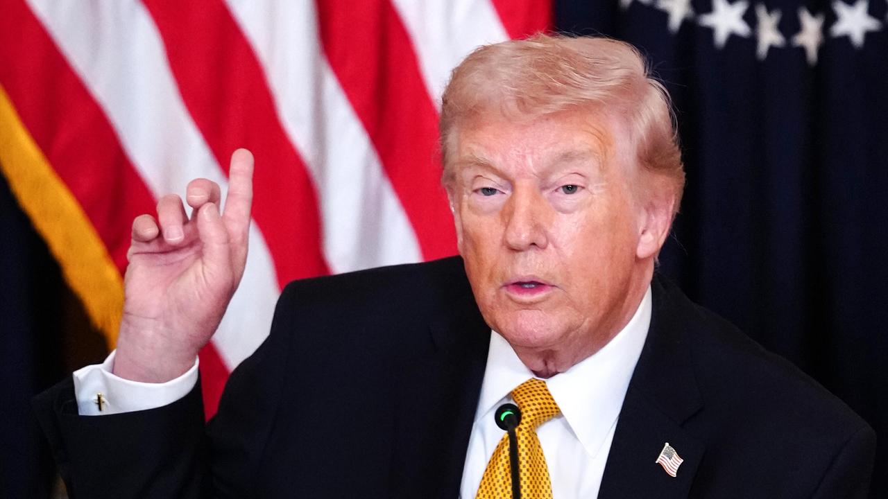 Zu sehen ist US-Präsident Donald Trump bei einer Ansprache im Weißen Haus. Er hebt den rechten Zeigefinger.