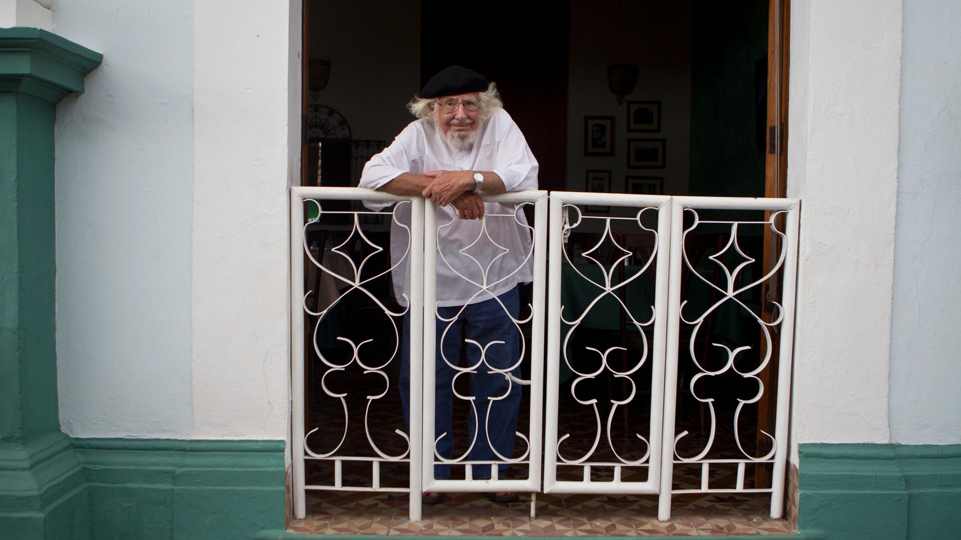 Ernesto Cardenal steht am Balkon eines Hauses