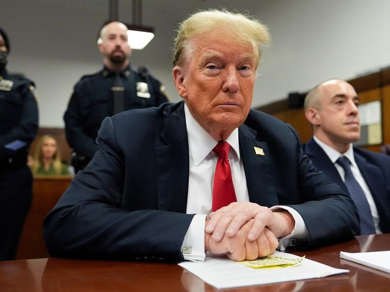 Der ehemalige US-Präsident Donald Trump wartet auf den Beginn der Schlussplädoyers im Strafgericht Manhattan