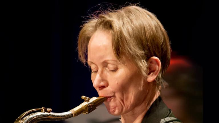 Die Saxofonistin Corinna Danzer an ihrem Instrument
