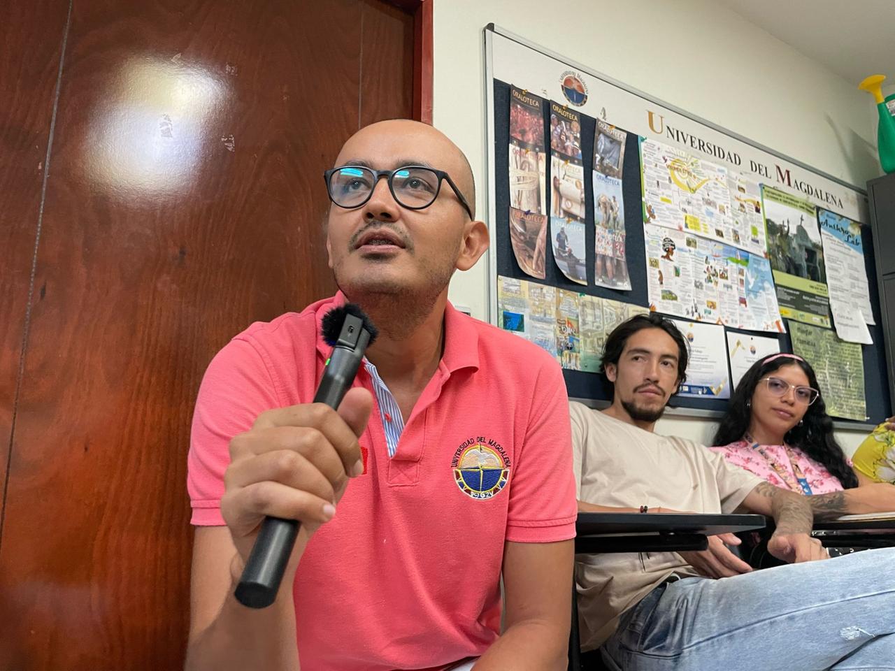 Diego Sánchez moderiert eine Veranstaltung in der Oraloteca, dem Klangarchiv für mündliche Populärkultur an der Universidad del Magdalena in Santa Marta.
