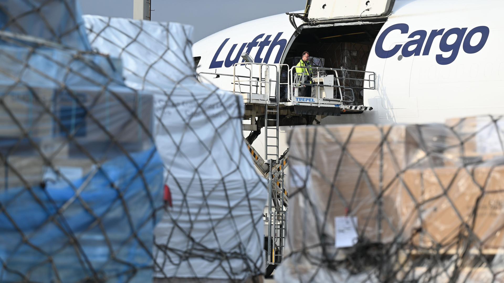 Eine MD-11 der Lufthansa Cargo wird auf dem Vorfeld des Frankfurter Flughafens beladen. Eine MD-11 der Lufthansa Cargo wird auf dem Vorfeld des Frankfurter Flughafens beladen.