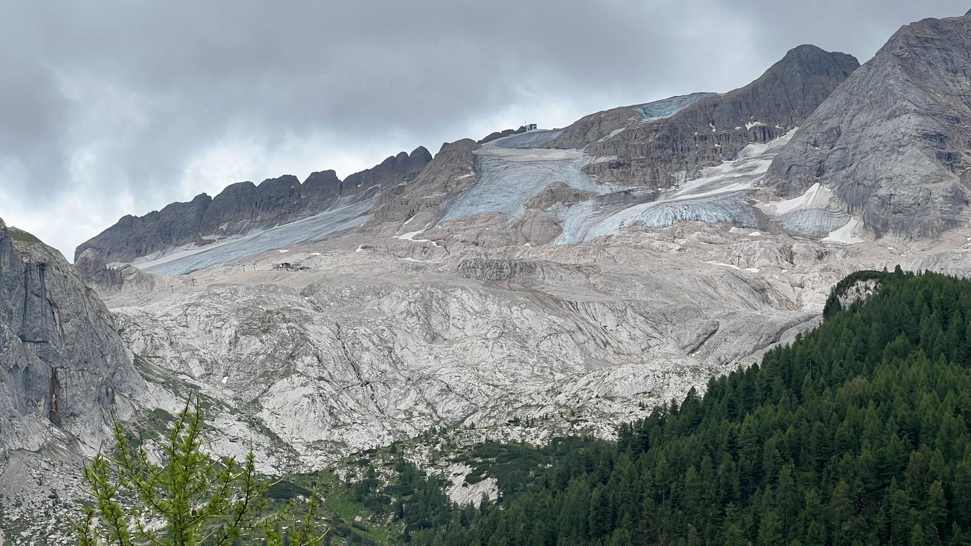 Blick auf den abgebrochenen Gletscher am Berg Marmolata vom Passo Fedaia in den Dolomiten in Südtirol am 4. Juli 2022.