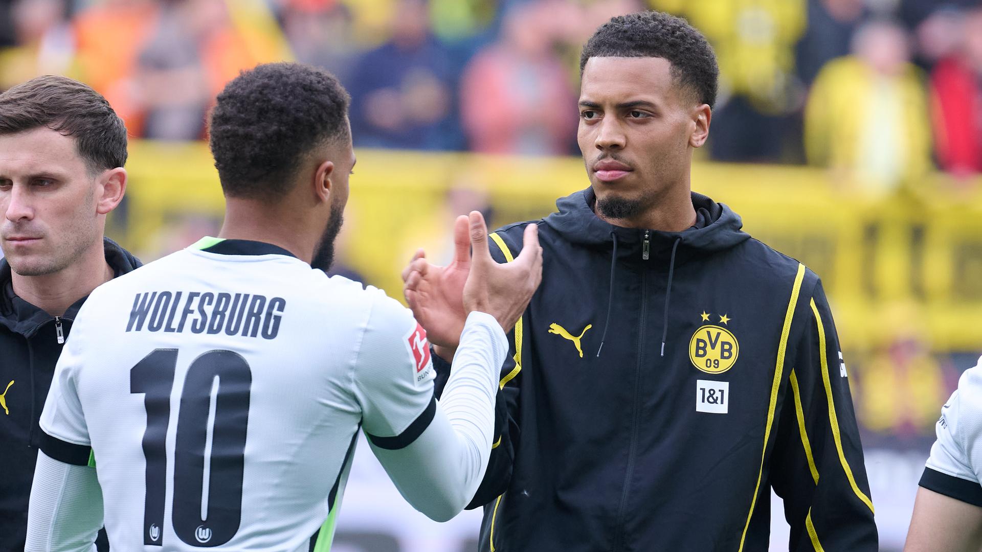 Dortmunds Felix Nmecha und sein Bruder Lukas Nmecha von Wolfsburg begrüßen sich beim Bundesligaspiel Dortmund gegen Wolfsburg. Dortmunds Felix Nmecha und sein Bruder Lukas Nmecha von Wolfsburg begrüßen sich beim Bundesligaspiel Dortmund gegen Wolfsburg.