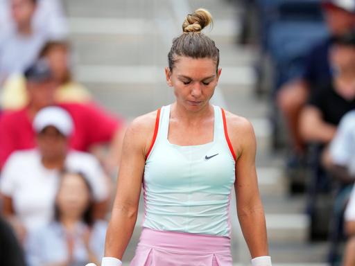 Tennisspielerin Simona Halep schaut bei den US Open enttäuscht auf den Boden.