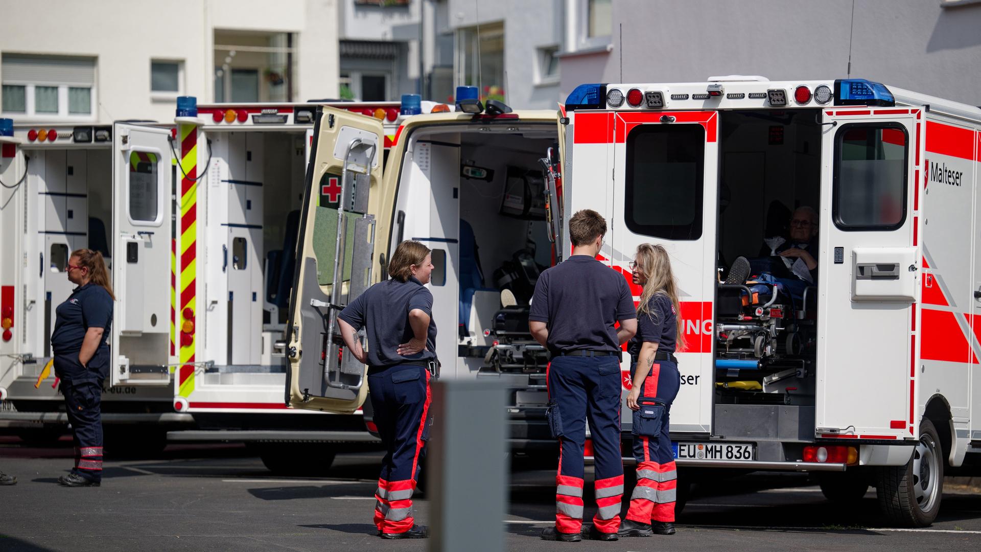 Köln: Patienten des Eduardus-Krankenhaus in Köln-Deutz werden vor einer Bombenentschärfung in andere Krankenhäuser gebracht. Köln: Patienten des Eduardus-Krankenhaus in Köln-Deutz werden vor einer Bombenentschärfung in andere Krankenhäuser gebracht.