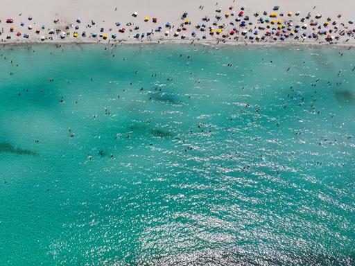 Ein Strandabschnitt mit Menschen und das Meer im türkischen Izmir sind aus der Drohnenperspektive zu sehen Ein Strandabschnitt mit Menschen und das Meer im türkischen Izmir sind aus der Drohnenperspektive zu sehen