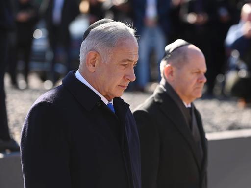 Benjamin Netanjahu und Olaf Scholz besuchen mit gesenkten Köpfen ein Mahnmal (Gleis 17 in Grunewald ) in Berlin, 16.03.2023 