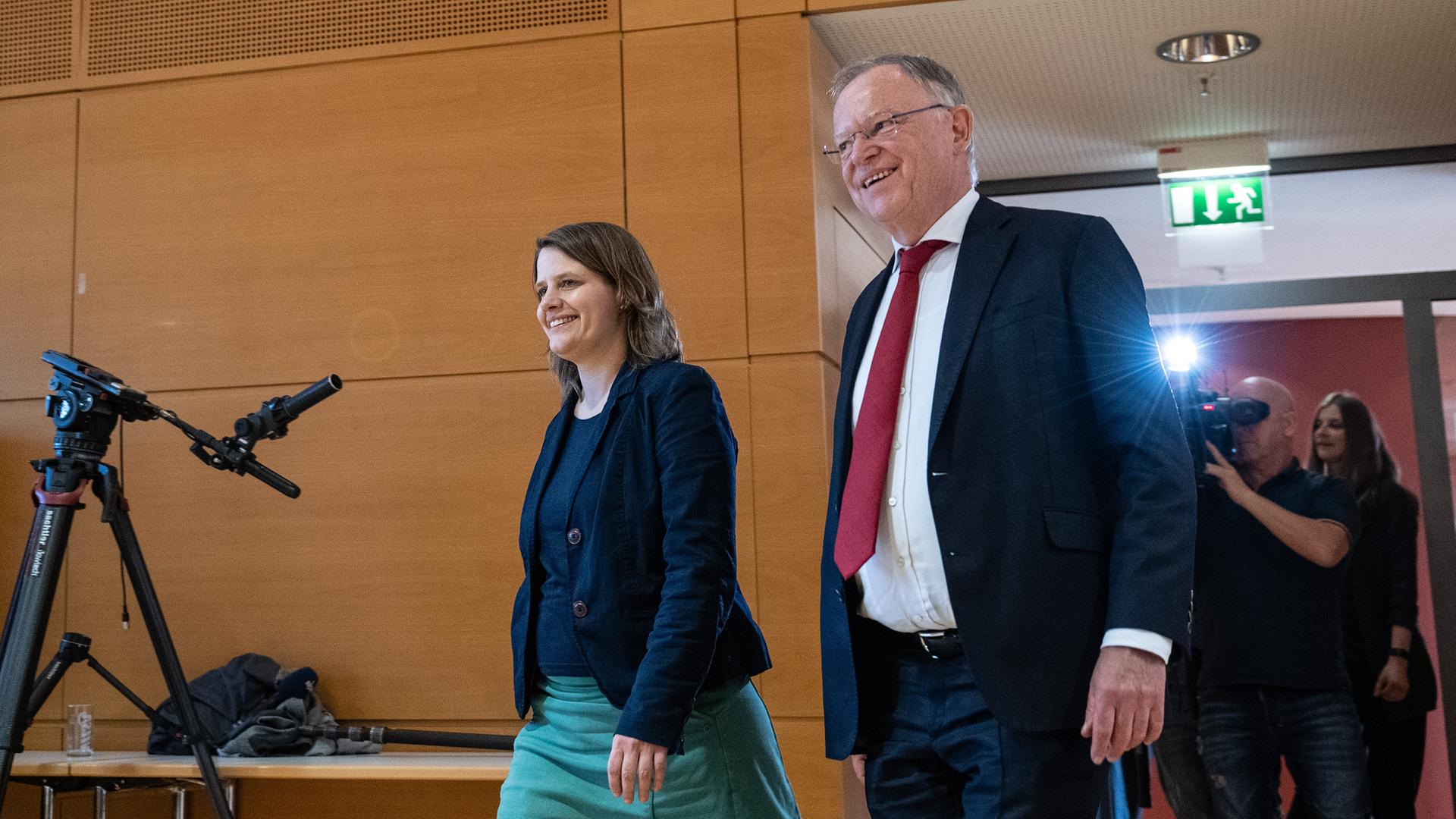 Stephan Weil (SPD), Ministerpräsident von Niedersachsen, und Julia Willie Hamburg (Bündnis 90/Die Grünen), kommen zur Vorstellung des Koalitionsvertrages von SPD und Grüne in Niedersachsen Stephan Weil (SPD), Ministerpräsident von Niedersachsen, und Julia Willie Hamburg (Bündnis 90/Die Grünen), kommen zur Vorstellung des Koalitionsvertrages von SPD und Grüne in Niedersachsen