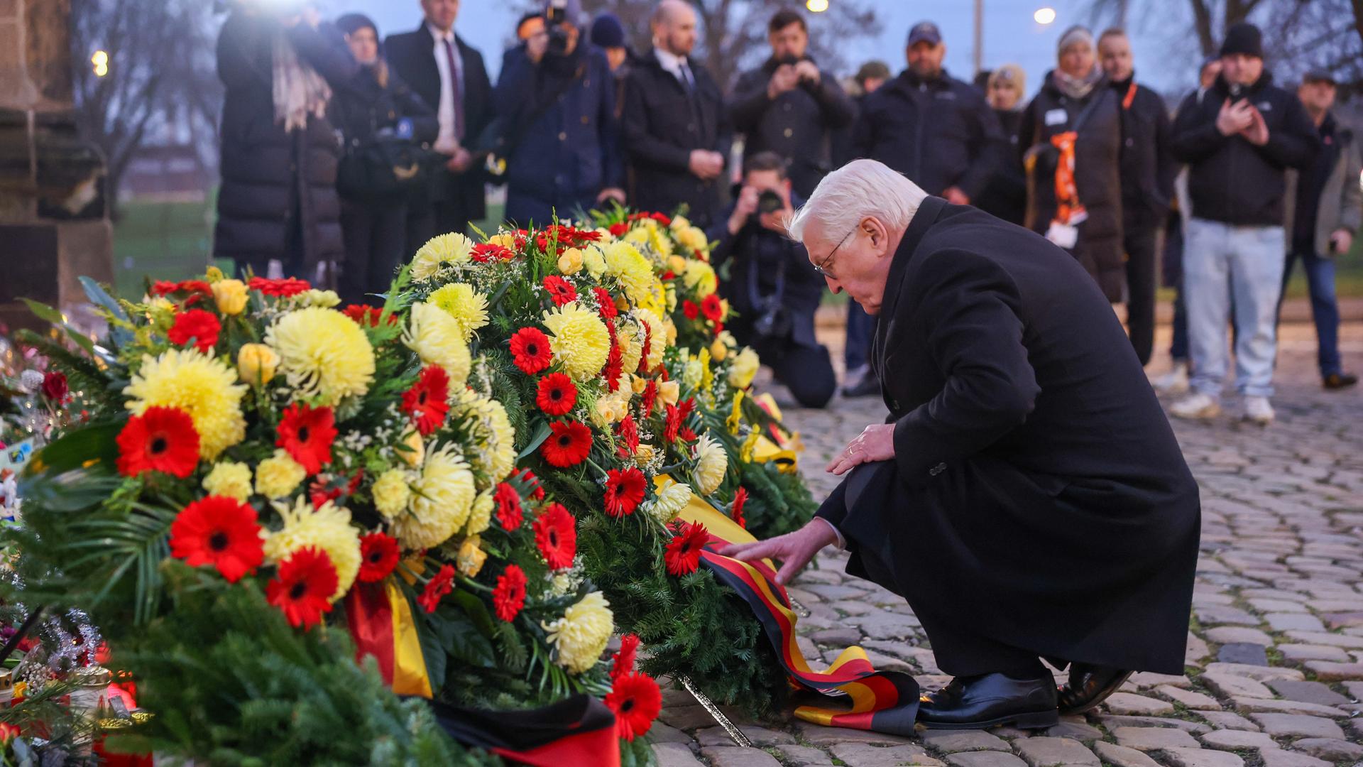 Knapp vier Wochen nach dem Anschlag auf dem Magdeburger Weihnachtsmarkt legt Bundespräsident Frank-Walter Steinmeier am Gedenkort für die Opfer einen Kranz nieder.