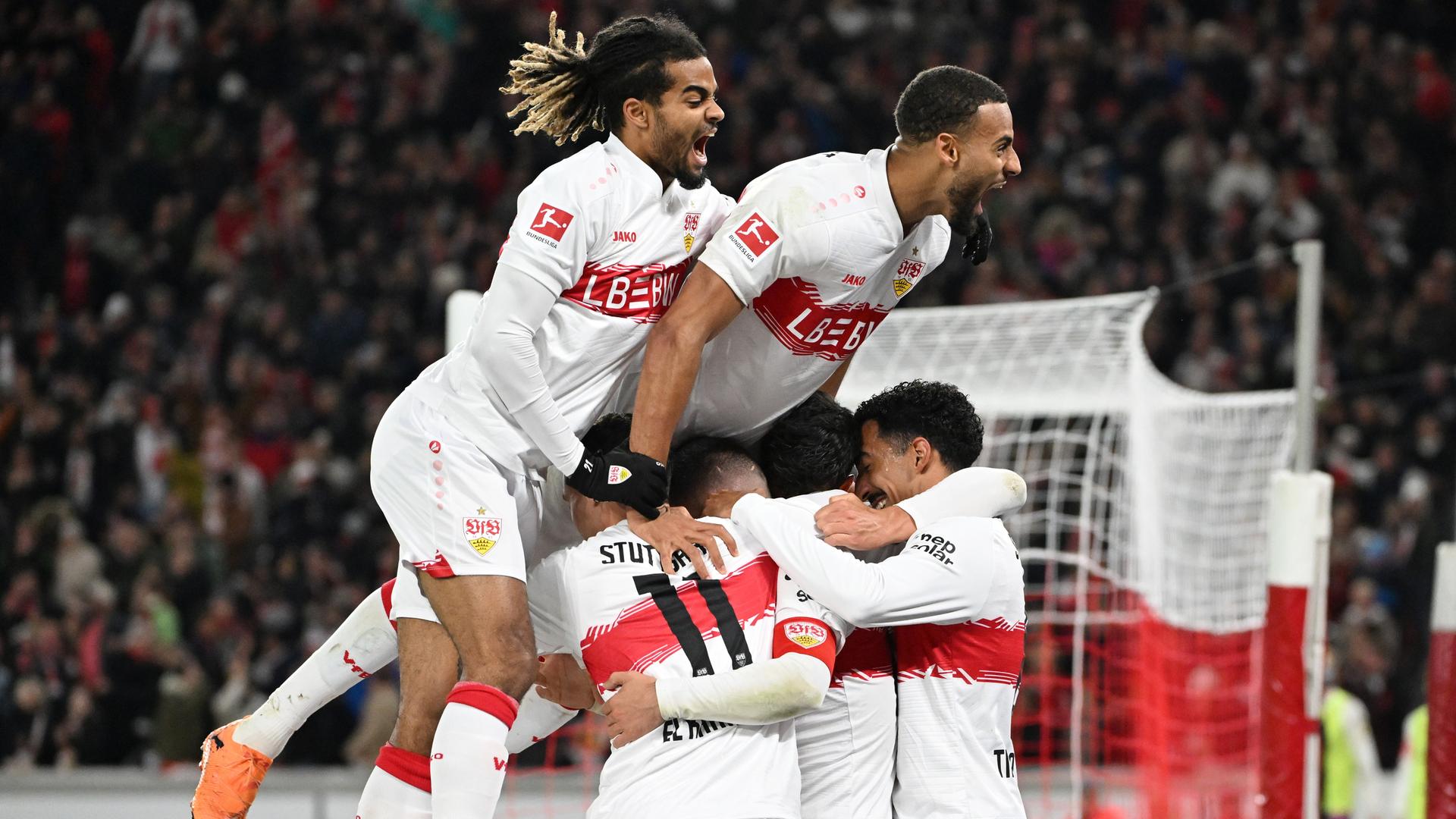 Stuttgarts Spieler jubeln über das Tor zum 2:1.  Stuttgarts Spieler jubeln über das Tor zum 2:1.