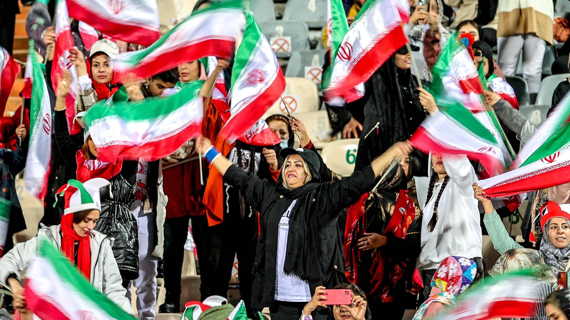 Frauen im Teheraner Azadi-Stadion bei einem Freundschaftsspiel zwischen dem Iran und Russland im März 2023.