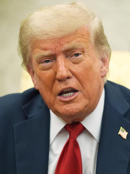 US-Präsident Donald Trump spricht während eines Treffens mit NATO-Generalsekretär Mark Rutte in Washington