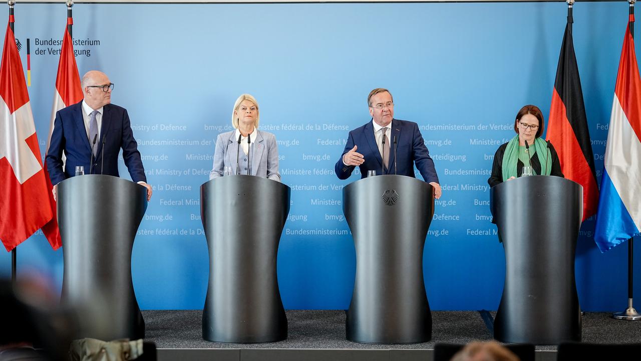 Boris Pistorius, Bundesminister der Verteidigung, gibt mit seinen Amtskolleginnen und -kollegen aus der Schweiz Martin Pfister (l), Österreich Klaudia Tanner (2.v.l) und aus Luxemburg Yuriko Backes im Verteidigungsministerium eine Pressekonferenz.