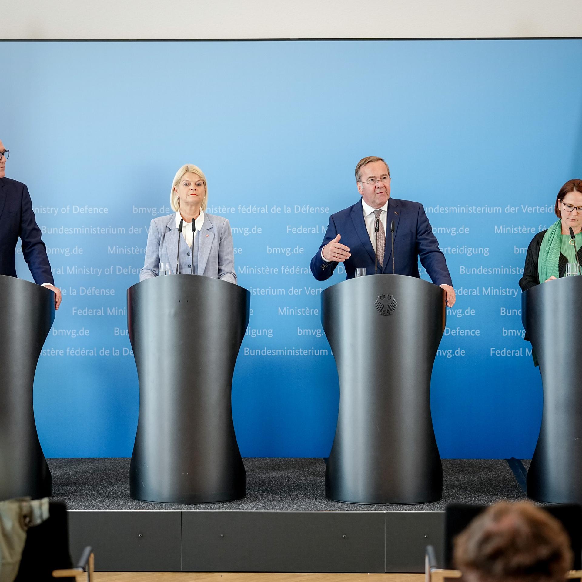 Boris Pistorius, Bundesminister der Verteidigung, gibt mit seinen Amtskolleginnen und -kollegen aus der Schweiz Martin Pfister (l), Österreich Klaudia Tanner (2.v.l) und aus Luxemburg Yuriko Backes im Verteidigungsministerium eine Pressekonferenz.