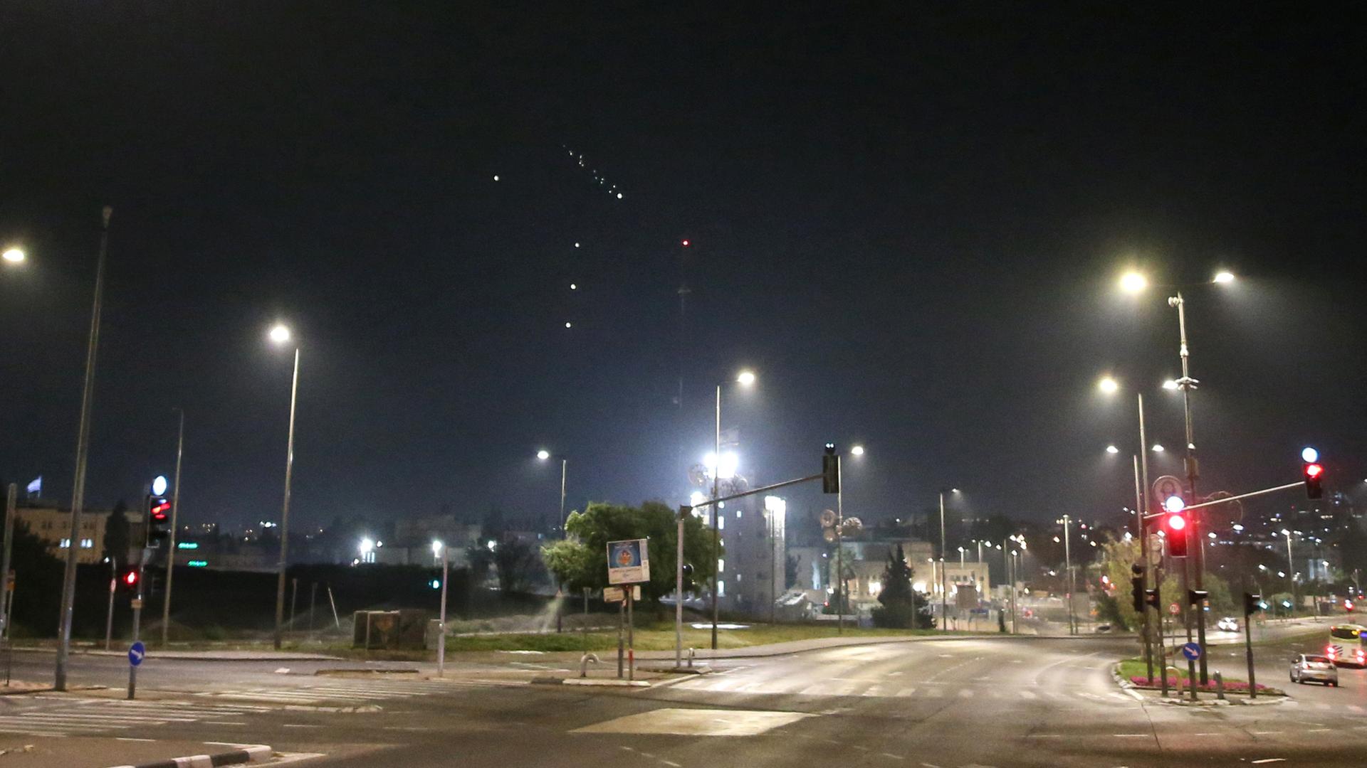 Am Himmel über Jerusalem sind nach dem Angriff des Irans auf Israel Explosionen zu sehen 