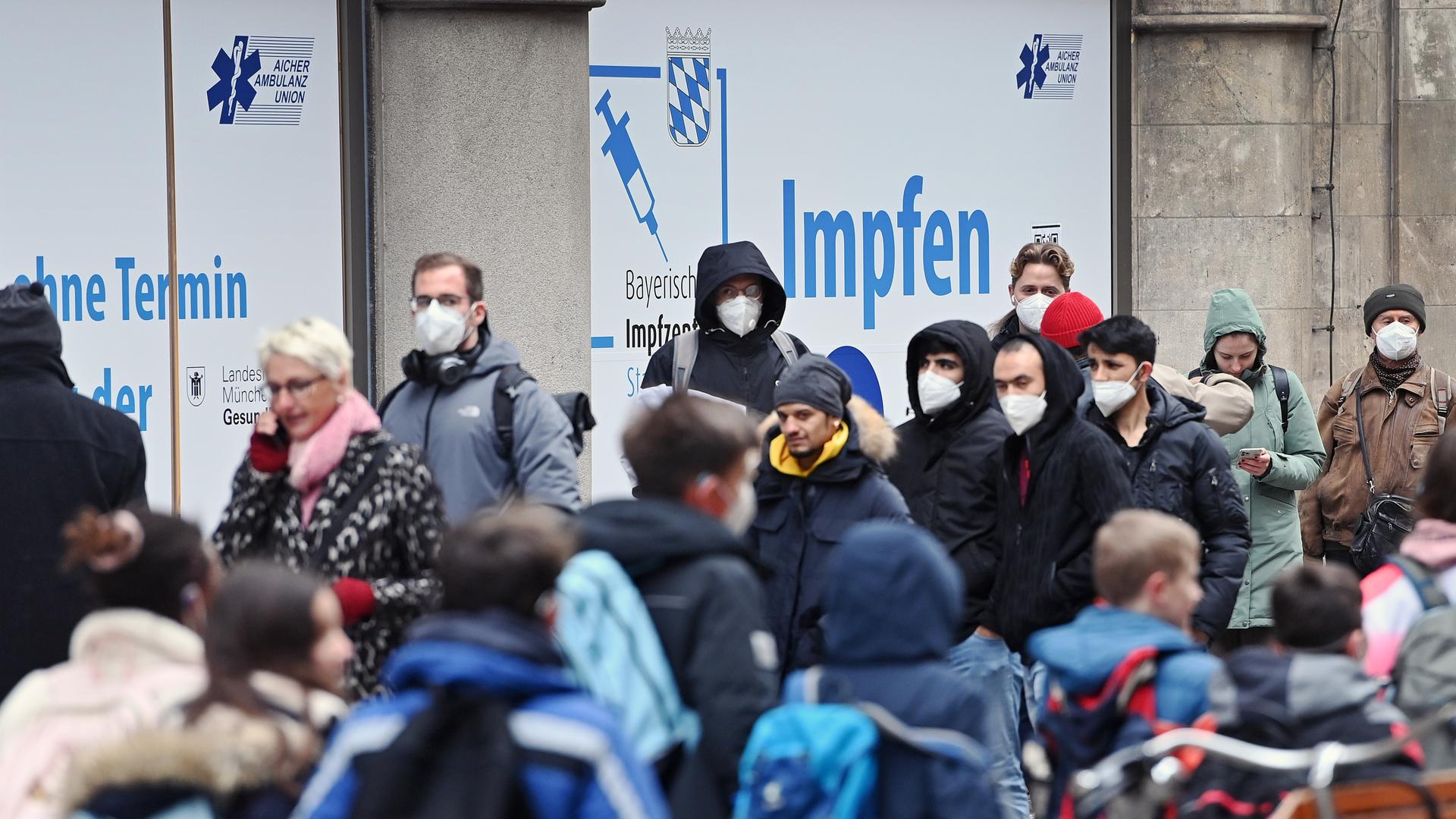 Menschenansammlung vor dem Impfzentrum der Stadt München im Rathaus am Marienplatz.