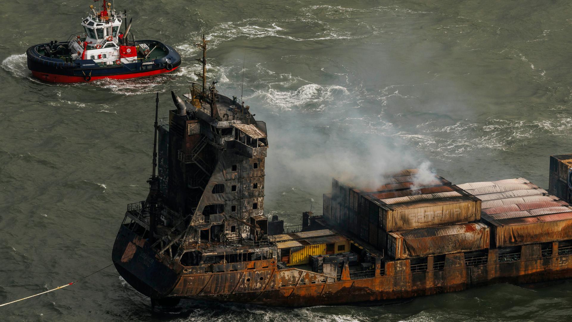 Rauchschwaden vom Frachtschiff MV Solong in der Nordsee vor der Küste Yorkshires in England, nachdem er am Montag mit dem Öltanker MV Stena Immaculate kollidiert war.