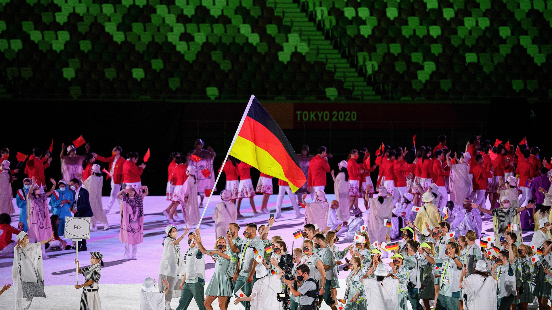 Das Deutsche Team läuft bei der Eröffnungsfeier der Olympischen Spiele in Tokio 2021 ins Stadion ein.