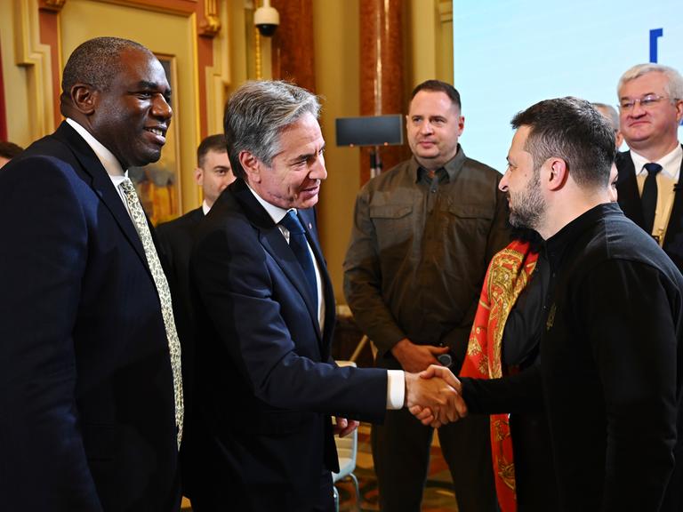 US-Außenminister Antony Blinken (Mitte) schüttelt die Hände von  Volodymyr Zelenskyy(rechts), links davon steht der Außenminister von Großbritannien David Lammy