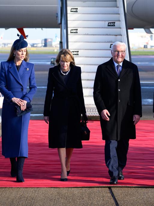 Bundespräsident Frank-Walter Steinmeier und seine Frau Elke Büdenbender kommen auf dem Flughafen London Heathrow an und werden dort von Prinz William und Prinzessin Kate begrüßt. Bundespräsident Frank-Walter Steinmeier und seine Frau Elke Büdenbender kommen auf dem Flughafen London Heathrow an und werden dort von Prinz William und Prinzessin Kate begrüßt.
