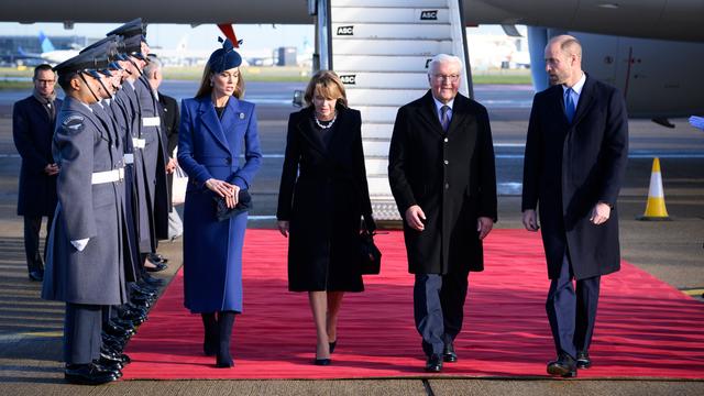 Bundespräsident Frank-Walter Steinmeier und seine Frau Elke Büdenbender kommen auf dem Flughafen London Heathrow an und werden dort von Prinz William und Prinzessin Kate begrüßt. 