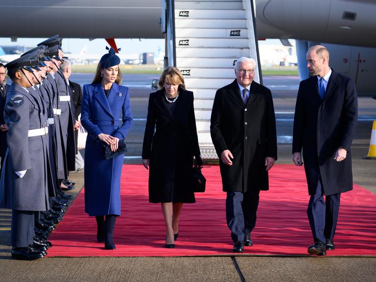 Bundespräsident Frank-Walter Steinmeier und seine Frau Elke Büdenbender kommen auf dem Flughafen London Heathrow an und werden dort von Prinz William und Prinzessin Kate begrüßt. Bundespräsident Frank-Walter Steinmeier und seine Frau Elke Büdenbender kommen auf dem Flughafen London Heathrow an und werden dort von Prinz William und Prinzessin Kate begrüßt.
