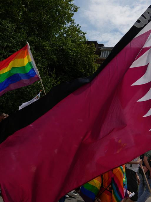 Teilnehmer beim Pride Day in Amsterdam schwenken die Regenbogen-Fahnen und die Flagge von Katar. (AP Photo/Peter Dejong)