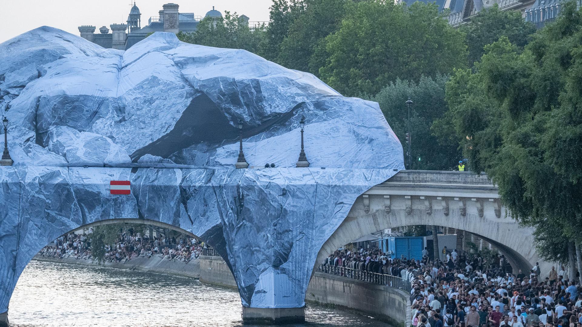 Zu sehen ist die Brücke Pont Neuf in Paris. Mehrere Planen bedecken die oberen Teil der Brücke. Zu sehen ist die Brücke Pont Neuf in Paris. Mehrere Planen bedecken die oberen Teil der Brücke.
