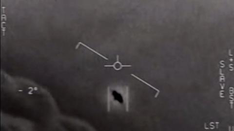 Ein offenbar unbekanntes Flugobjekt, das aber sicher nicht von Alpha Centauri stammt, sondern eher von militärischen Einrichtungen auf der Erde.