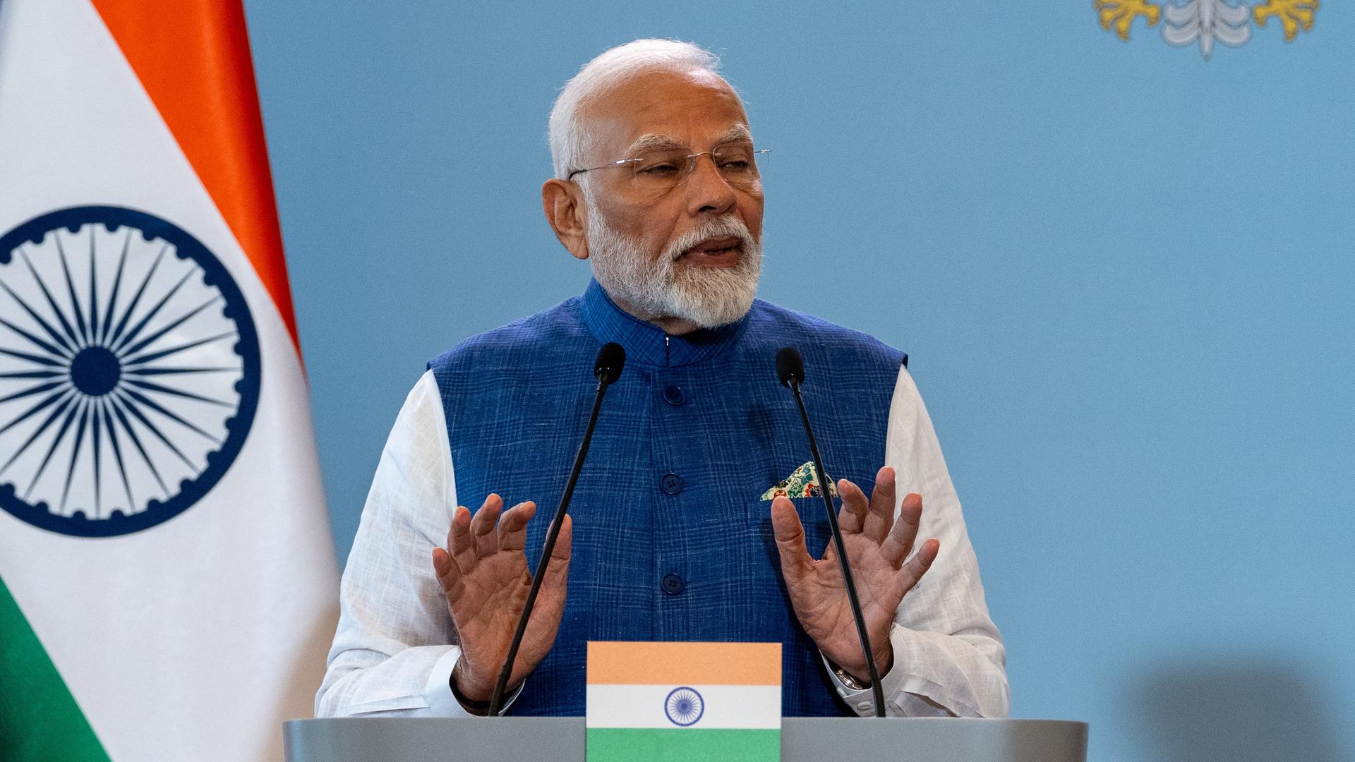 Narendra Modi spricht während einer Pressekonferenz in Polen am 22. August 2024 in ein Mikrofon.