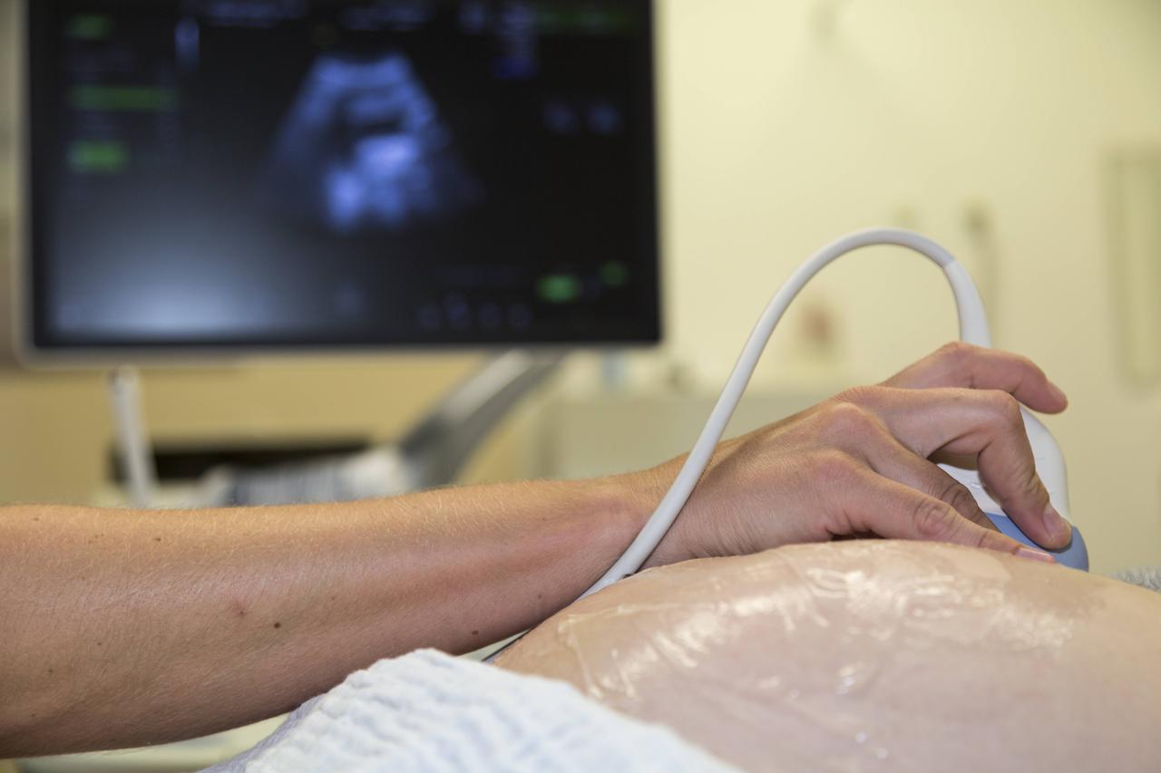 Ultraschalluntersuchung einer schwangeren Frau im achten Monat 
