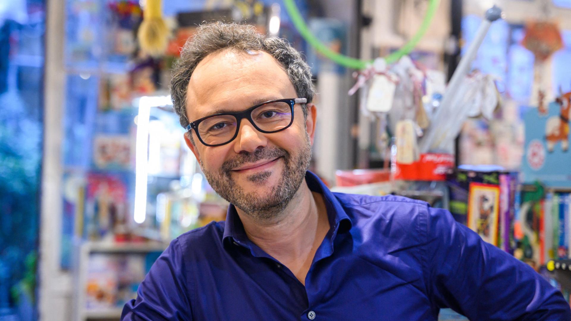 Portrait des Comicautors Riad Sattouf. Während einer Signierstunde lächelt er freundlich in die Kamera. Portrait des Comicautors Riad Sattouf. Während einer Signierstunde lächelt er freundlich in die Kamera.