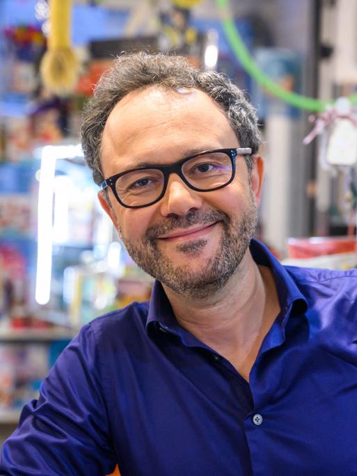 Portrait des Comicautors Riad Sattouf. Während einer Signierstunde lächelt er freundlich in die Kamera.