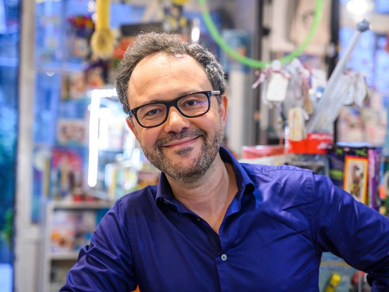 Portrait des Comicautors Riad Sattouf. Während einer Signierstunde lächelt er freundlich in die Kamera.