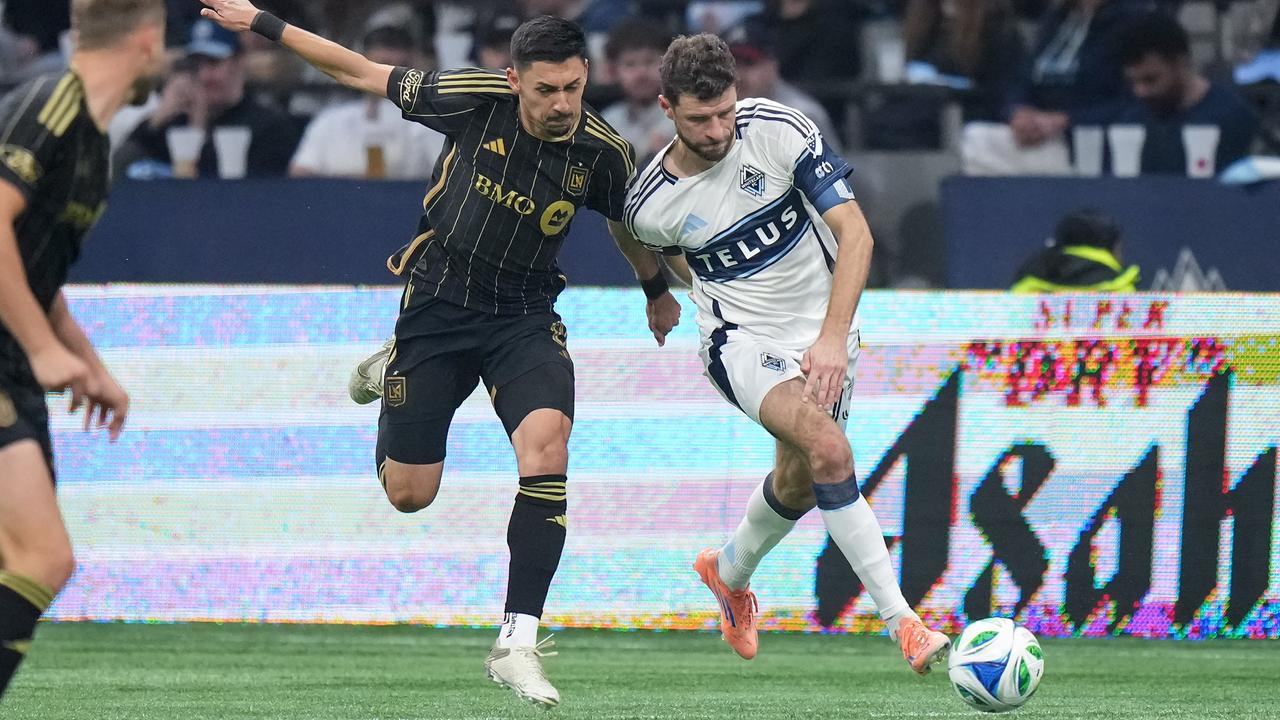 Die Fußballer Mark Delgado von Los Angeles FC und Thomas Müller (Vancouver Whitecaps) kämpfen um den Ball.