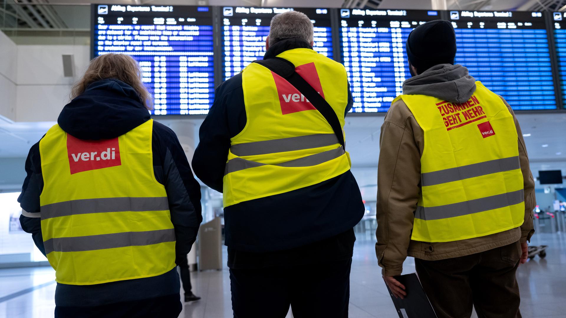 Mitarbeiter des öffentlichen Dienstes nehmen am Münchner Flughafen an einem Warnstreik teil. 