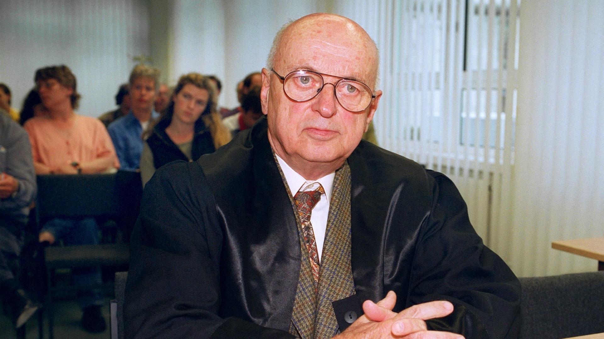 Prominenten-Anwalt Friedrich Wolff, aufgenommen am 14.6.1999 vor dem Berliner Verwaltungsgericht.