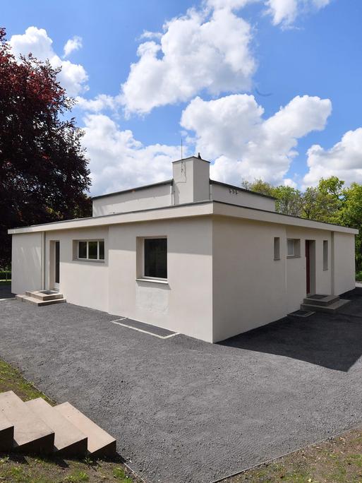 Ein kleines Haus mit flachem Dach.