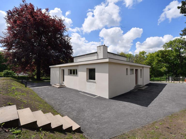 Ein kleines Haus mit flachem Dach.