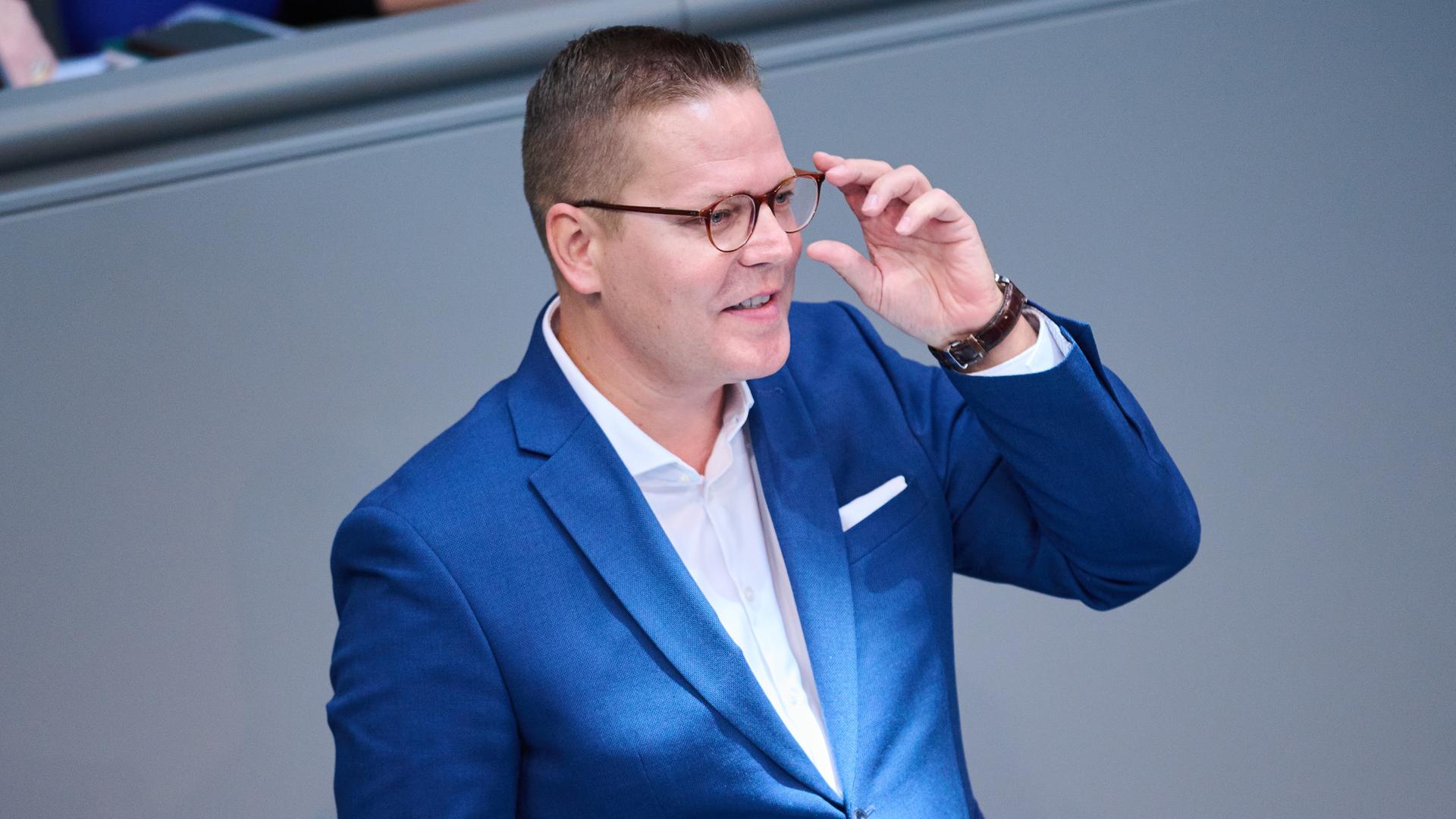 Der Bundestagsabgeordnete Tino Sorge (CDU) spricht bei der Sitzung des Bundestags. 