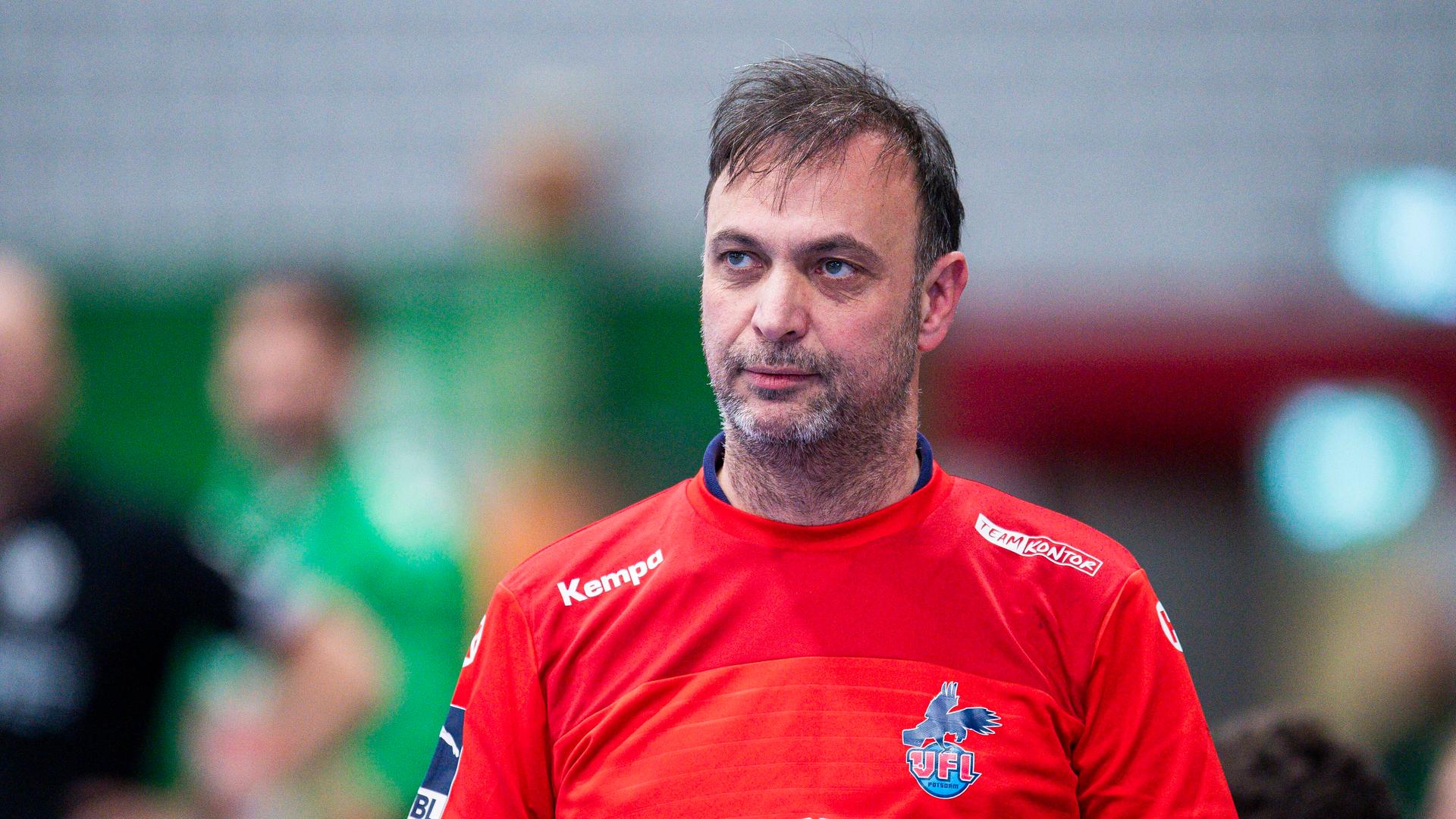 Bob Hanning, Trainer des Handball-Zweitligisten VfL Potsdam und Geschäftsführer des Bundesliga-Klubs Füchse Berlin, blickt konzentriert drein.