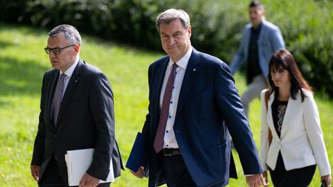 Bayerns Ministerpräsident Markus Söder (CSU) und Florian Herrmann, Leiter der bayerischen Staatskanzlei, kommen zu einem Pressestatement.