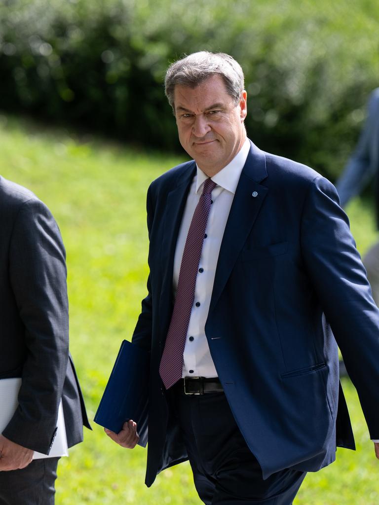 Bayerns Ministerpräsident Markus Söder (CSU) und Florian Herrmann, Leiter der bayerischen Staatskanzlei, kommen zu einem Pressestatement.