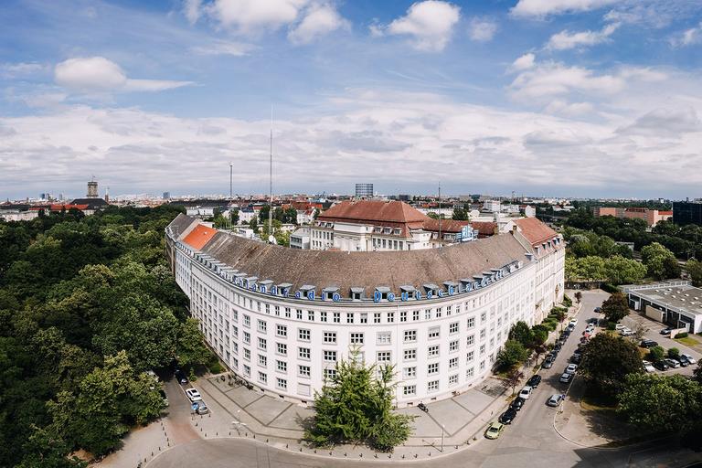 Das Funkhaus in Berlin von oben fotografiert an einem sonnigen Tag